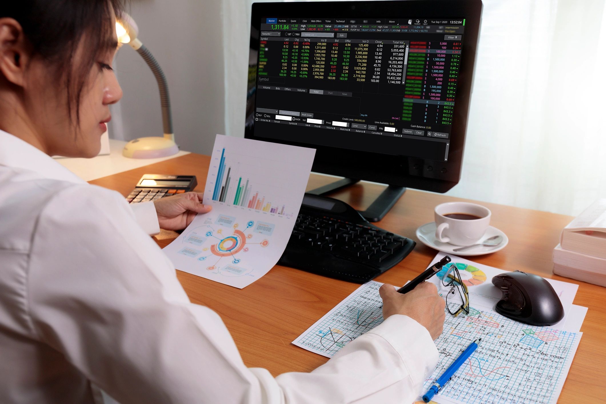Profissional analisando relatórios financeiros no escritório